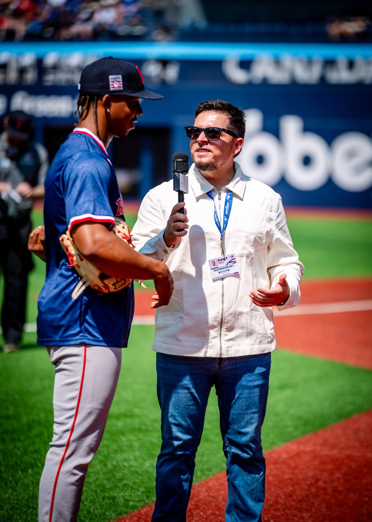 Entrevista en el terreno con micrófono de Baseball Ahora