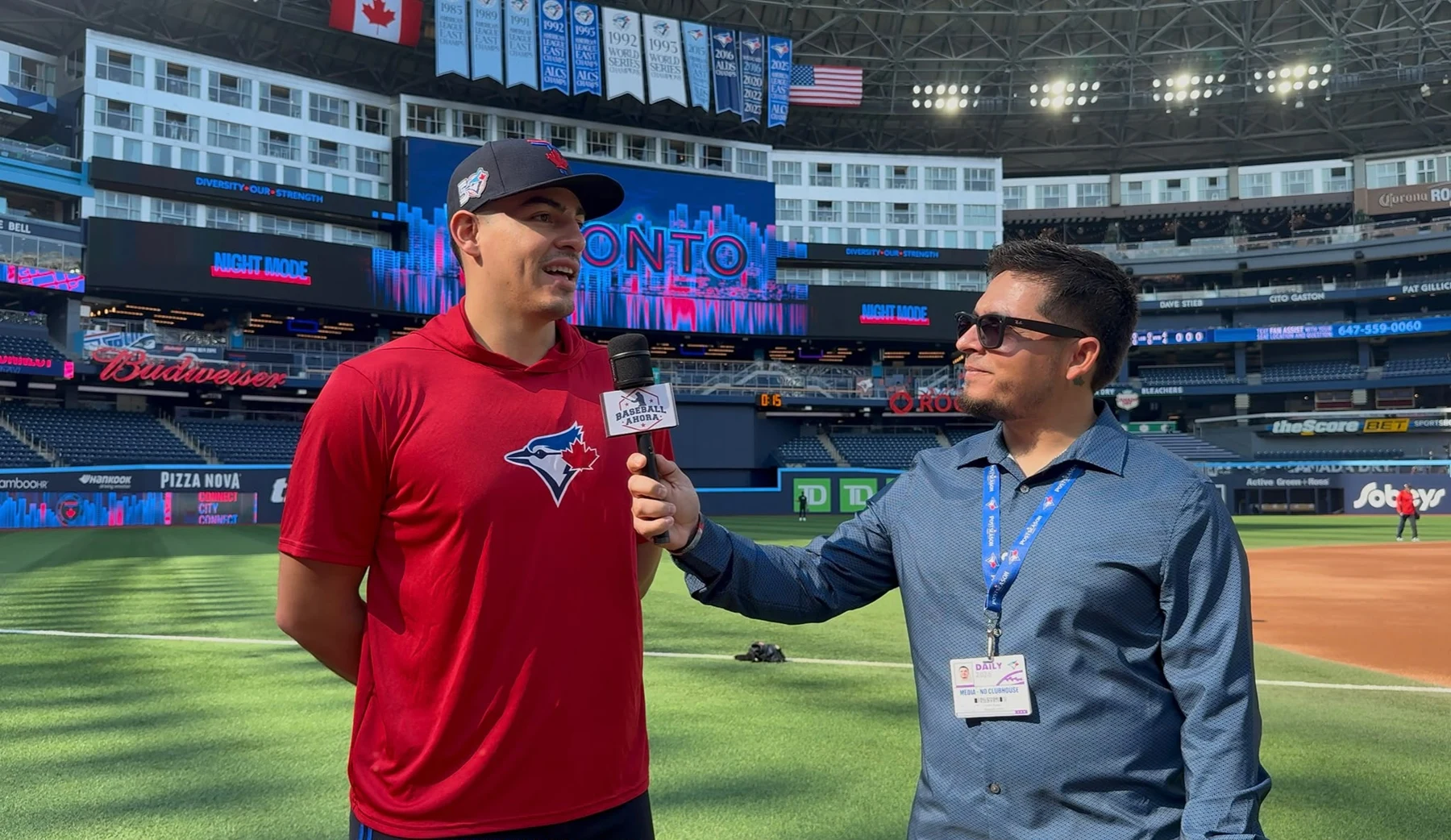 Entrevista junto al terreno de juego en un estadio de Toronto